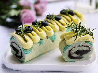 24、百变水果 蝶豆花蛋糕卷.百香果蓝莓馅,费点时间,但是一口咬下去你就会觉得很值得。