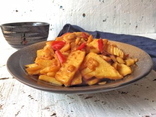 8、油焖春笋,烧煮至干翻炒几下即可上菜