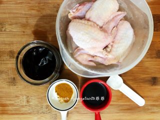 1、咖喱烤鸡翅_1557649375161,鸡翅洗干净,沥干水分,用牙签在鸡翅上扎出小孔,这样腌制的时候入味更快些,准备好蚝油,生抽,盐,咖喱粉