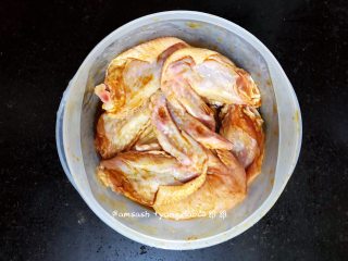 3、咖喱烤鸡翅_1557649375161,搅拌均匀,腌制半小时左右(如果时间充足可用保鲜膜封好,然后放进冰箱冷藏腌制2小时,腌制时间够,就更入味更好吃)