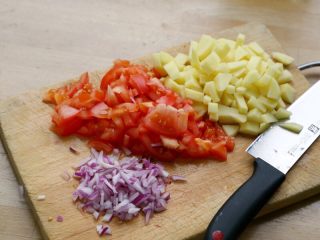1、西红柿土豆浓汤,2.土豆削皮切小方块、西红柿和洋葱也切方块，不要求太整齐，待会统统要打成泥。