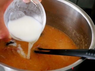 4、西红柿土豆浓汤,11.再次煮开后加盐调味，并倒入牛奶调节浓度。