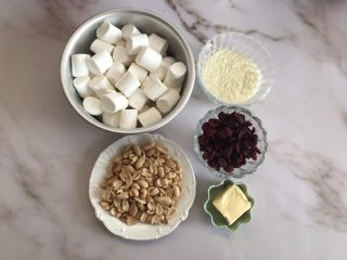 1、蔓越莓牛轧糖,准备好食材