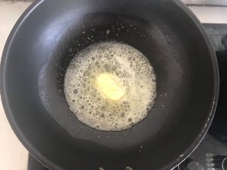 2、蔓越莓牛轧糖,黄油放入锅中融化，全程开小火