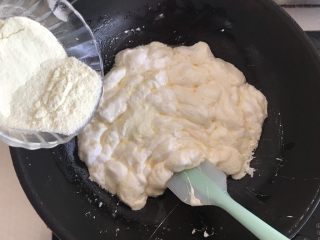4、蔓越莓牛轧糖,加入奶粉，快速翻拌均匀