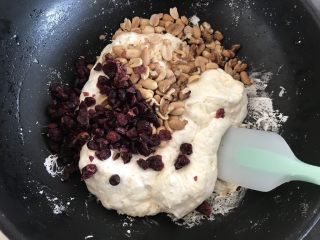 5、蔓越莓牛轧糖,在倒入花生仁和蔓越莓干，快速搅拌均匀就可以关火了
