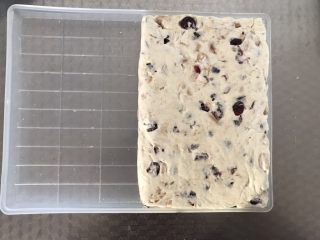 6、蔓越莓牛轧糖,倒入模具里，压实固定好形状，晾凉