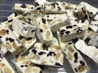 7、蔓越莓牛轧糖,切成小块儿