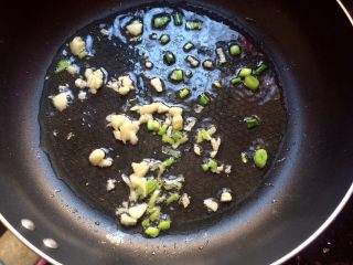 8、家常肉末豆腐,锅內放油，蒜末，葱白炒香