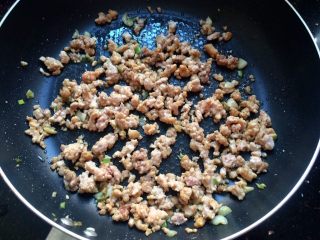 10、家常肉末豆腐,炒到肉末变色