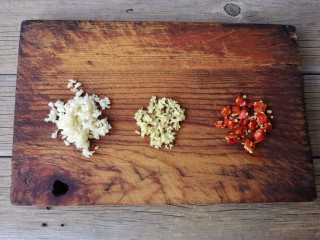 2、肉末豆角,姜蒜切末，干辣椒切小段备用。