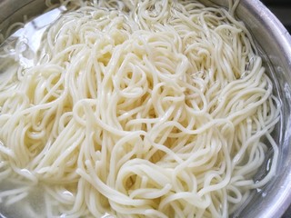 3、冬至美食 香菇肉酱拌面,捞出泡凉水中。