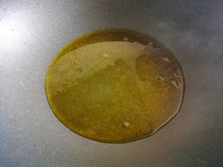 6、冬至美食 香菇肉酱拌面,锅中热油。