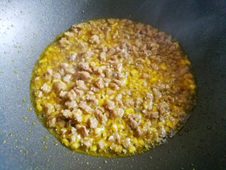 8、冬至美食 香菇肉酱拌面,加肉末炒至变色。