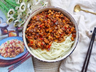 13、冬至美食 香菇肉酱拌面,倒入面条拌匀,撒点葱花。