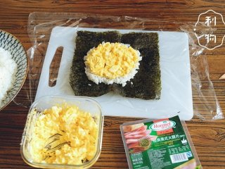 6、5分钟口袋饭团,将1中搅拌好的鸡蛋平铺在饭上