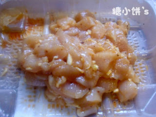 1、劲爆鸡米花,鸡胸肉洗净，切成1CM见方的小块，加入蒜末，黑胡椒，辣椒油，料酒，酱油，糖，盐，搅拌均匀。腌制半个小时