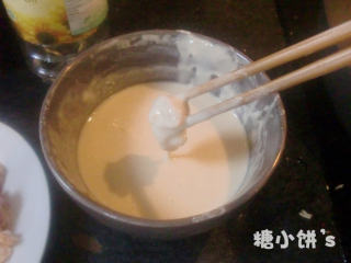 3、劲爆鸡米花,然后在面糊里蘸一下