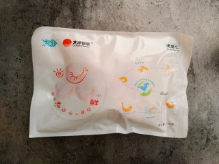 2、黄瓜炒虾仁,冰冻青虾仁提前取出