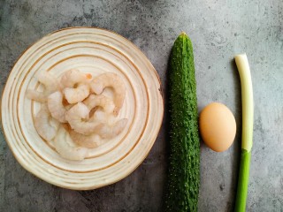 4、黄瓜炒虾仁,解冻好后备用，黄瓜洗干净