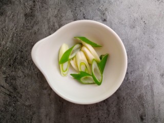 6、黄瓜炒虾仁,葱切段