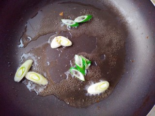 7、黄瓜炒虾仁,锅里再入少量油，放入葱花爆香