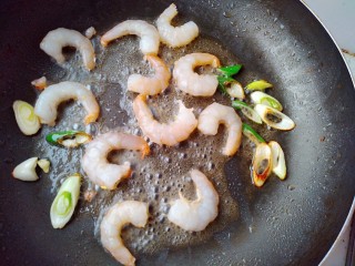 8、黄瓜炒虾仁,放入虾仁翻炒