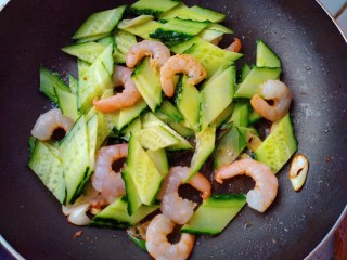 9、黄瓜炒虾仁,接着放入黄瓜片翻炒