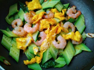 10、黄瓜炒虾仁,最后放入鸡蛋一起翻炒