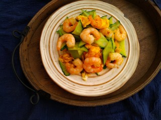 11、黄瓜炒虾仁,放盐出锅即可