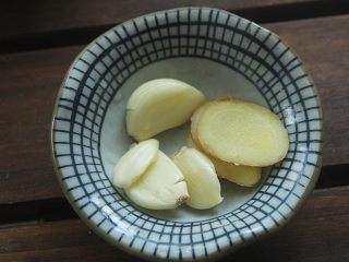 4、豆角焖肉,蒜拍扁,姜切片;