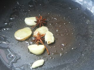 6、豆角焖肉,锅内放入油,油热后放入姜蒜和八角炒出香味;