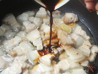 9、豆角焖肉,倒入生抽和老抽;