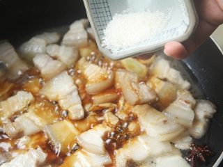 10、豆角焖肉,放入白砂糖;
