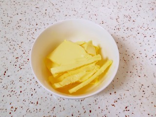 2、黄油小蛋糕,黄油提前隔水融化成液体状。