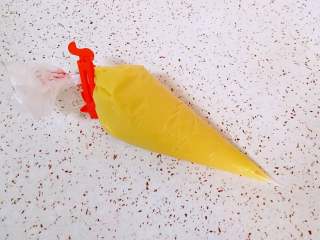 8、黄油小蛋糕,装入裱花袋，用夹子夹好口，放入冰箱冷藏一个小时左右。