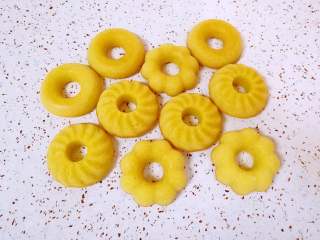 11、黄油小蛋糕,因为是不粘模具，很容易脱模。