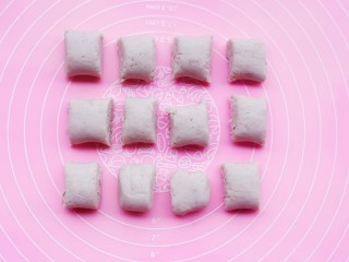 7、奶香芋泥芝麻球,把揉成的面团分成大小均等的小剂子,每一个搓成圆球。