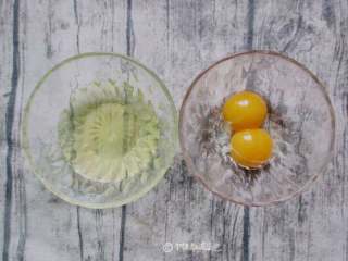 1、凉拌鸡蛋干(自制鸡蛋干),准备2-4个鸡蛋,蛋清蛋黄分离