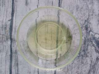 3、凉拌鸡蛋干(自制鸡蛋干),蛋清放在容器里,放入就不要再动它了,里面若有小泡泡就用牙签小心戳破即可。蛋清都弄好后,给模具盖上耐高温的保鲜膜(一定得盖),放入蒸锅里。