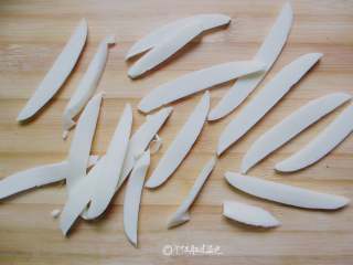 5、凉拌鸡蛋干(自制鸡蛋干),出锅晾凉了,就可以取出来了哦~~切成片可以快速腌制入味,也可以切块