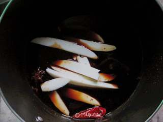 6、凉拌鸡蛋干(自制鸡蛋干),调卤汁,生抽一勺,老抽一勺,黄酒一勺,陈醋半勺,冰糖6g,盐3g,十三香3g,八角、香叶,干辣椒,然后把卤汁都倒入锅,加水,1:2,再倒入卤料,煮沸了,改中火,放入蛋干继续煮