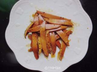 7、凉拌鸡蛋干(自制鸡蛋干),沸了了之后,改小火再煮三分钟左右关火,多焖一会,直到卤汁凉了之后,把蛋干取出………