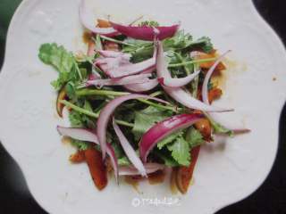 8、凉拌鸡蛋干(自制鸡蛋干),将洋葱丝、香菜、鸡蛋干放在一起,加入一克生抽,香油搅拌均匀即可