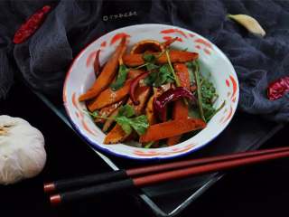 12、凉拌鸡蛋干(自制鸡蛋干),剩余的蛋黄,可以拿来做蛋黄豆豆酥或者是蛋黄饼或蔓越莓奶酥,当零食,都超爱吃哦!