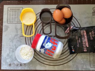 1、圣诞咖啡奶油蛋糕,1、准备好戚风蛋糕所用的材料。