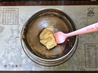 5、圣诞咖啡奶油蛋糕,5、翻拌均匀。