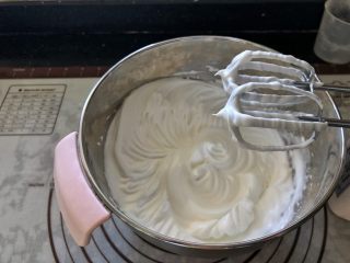 9、圣诞咖啡奶油蛋糕,9、用电动打蛋器打至硬性发泡(硬性发泡的状态就是打蛋头上的蛋白霜能拉出直的小尖角)。