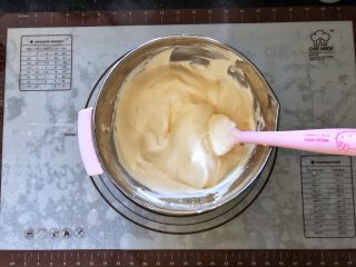 13、圣诞咖啡奶油蛋糕,13、继续翻拌均匀。