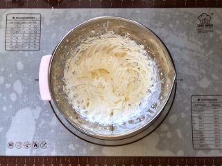 18、圣诞咖啡奶油蛋糕,18、用电动打蛋器低速打至9分发的状态，就是能拉出硬的小尖角。